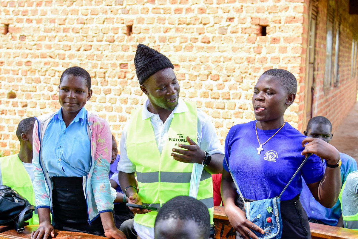 RotaryMedia256's tweet photo. Mentoring moments that light up our hearts at St. Andrews Secondary School, thanks to the Rotaract Club of @rctlakevictoria in the Wabulugu project! Join us in spreading the joy of education. #RotaractLakeVictoria #WabuluguMentors" https://t.co/B2IUBLFNbl