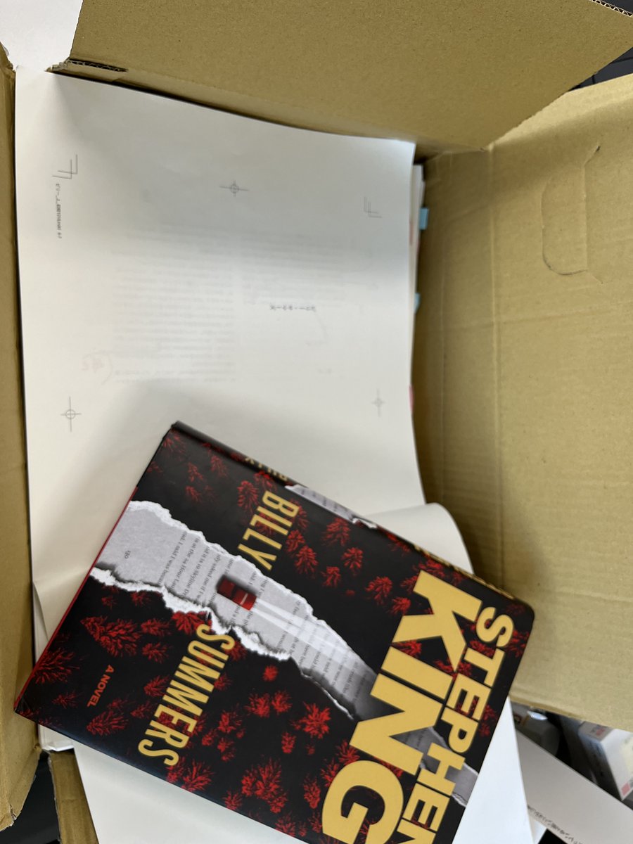 bunshun_honyaku's tweet photo. とりあえず、『ビリー・サマーズ』のゲラ戻しを白石朗さんよりいただいておりますよ…ダンボール箱で。
#キング50周年 https://t.co/E4FADaIh5k
