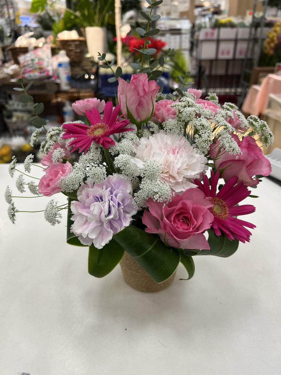 Jiyng5's tweet photo. 昨日、先輩が作ったアレンジメント、可愛かったから、📷させてもらいました🥰先輩は、ピンク系が好きなので、ピンク系のオーダーが入ると直ぐに作ってくれます😊 https://t.co/Ff51TSaiHV