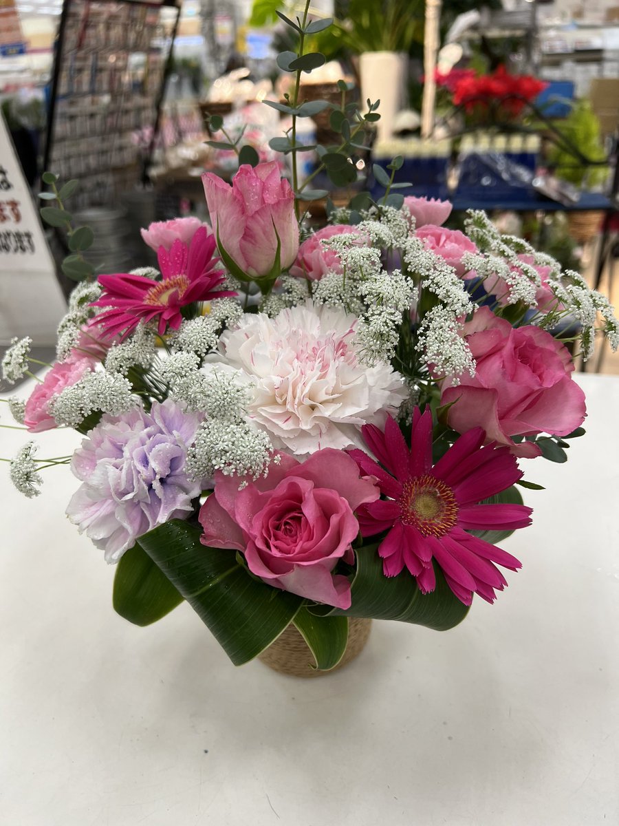 Jiyng5's tweet photo. 昨日、先輩が作ったアレンジメント、可愛かったから、📷させてもらいました🥰先輩は、ピンク系が好きなので、ピンク系のオーダーが入ると直ぐに作ってくれます😊 https://t.co/Ff51TSaiHV