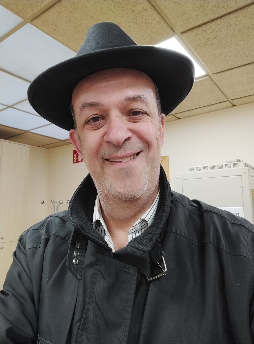 angeldelaweb's tweet photo. Estrenant la temporada de barret. Així no se'm glaça el cap. 😉 #barrets #sombreros https://t.co/MzNktEY4bh