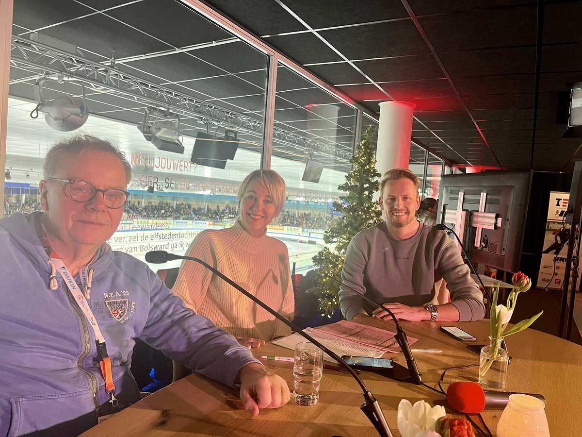 JaapStalenburg's tweet image. Het zal gezellig zijn in de businessclub van #teamIKO vandaag bij #nkafstanden. Onder leiding van @arjendeboer12 zullen #mariannetimmer en ik kibbelen over #schaatsen als stel dat elkaar te lang kent.😉🤣. Tof dat @BaukeMollema daarbij aan wil schuiven. Weet veel van #schaatsen.