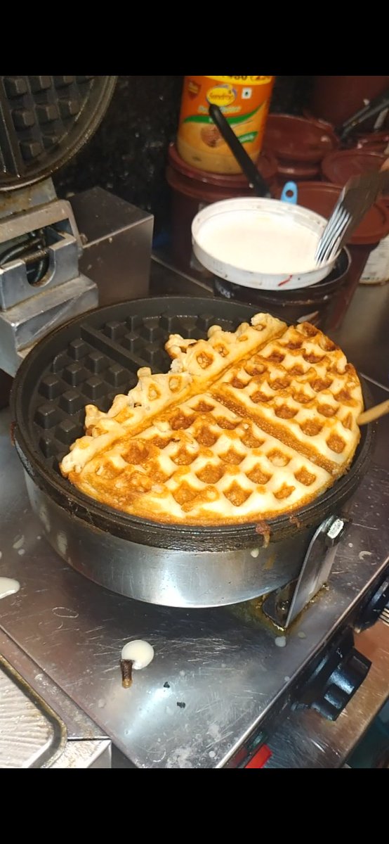 TomPeter894198's tweet photo. Nutella Kitkat Crunch Waffle 🧇 Making  #asgariuecret #AUSvPAK #BabarAzam𓃵 #fishtanklive #jjk247 #KimYooJung  #LeeSunKyun #PAKvsAUS
https://t.co/vAywPrMbdj https://t.co/yclrphpDum