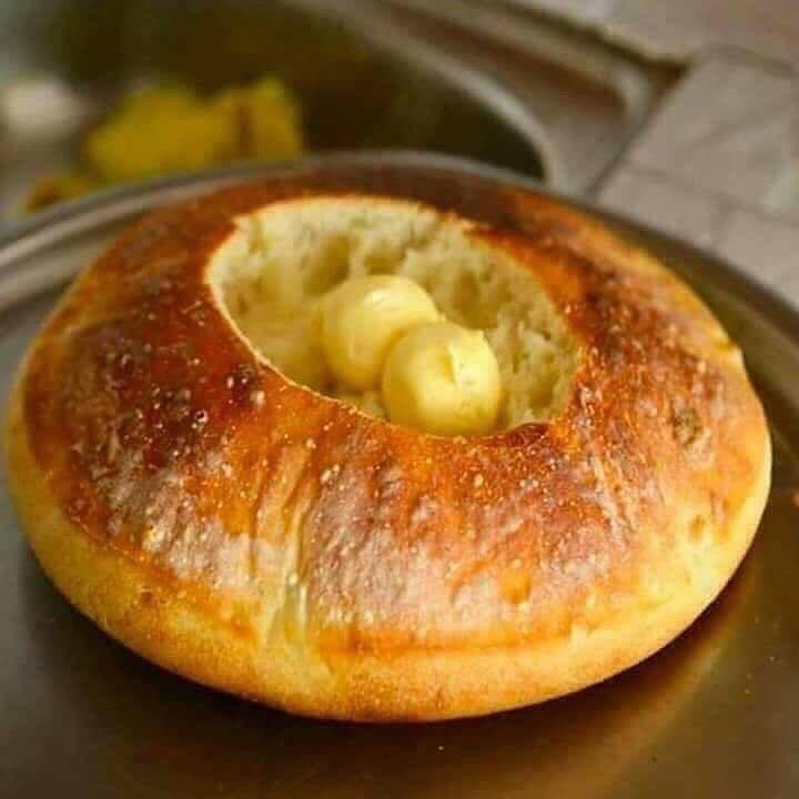 YavuzOmer5334's tweet photo. @anasultaann Koleti... Sıcak koletinin içine taze tereyağı,üzerine minci(bilinen adıyla çökelek) Offf pazar kahvaltılarının vazgeçilmezidir.Rizeliler bunun için kurşun atar,kurşun yer. #Koleti #Tereyağı #Minci #Rize 💚💙 https://t.co/nw6SLExclY