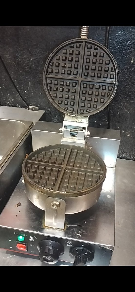 TomPeter894198's tweet photo. Nutella Kitkat Crunch Waffle 🧇 Making  #asgariuecret #AUSvPAK #BabarAzam𓃵 #fishtanklive #jjk247 #KimYooJung  #LeeSunKyun #PAKvsAUS
https://t.co/vAywPrMbdj https://t.co/yclrphpDum