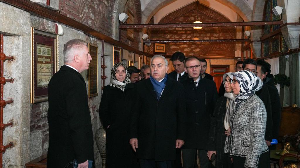 TC_istanbul's tweet photo. Valimiz @gul_davut, Hanımlar Eğitim ve Kültür Vakfı’nı (HEKVA) ziyaret etti.

Vali Gül, restorasyon çalışmaları devam eden Başmaki Şerif Tekkesi'nde incelemelerde bulunarak yetkililerden bilgi aldı. https://t.co/kGdBI5SACv