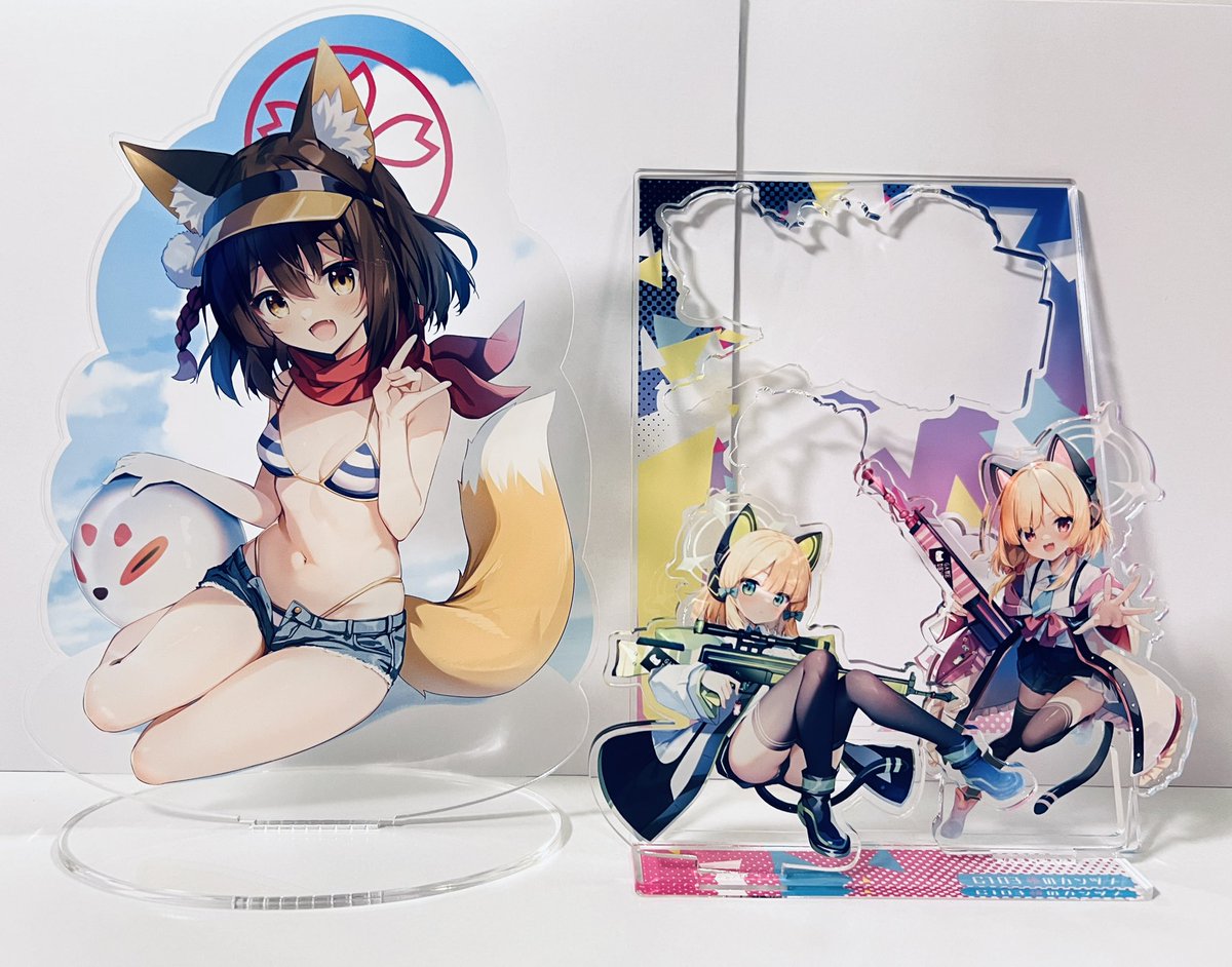 イズナ(ブルアカ) ,水着イズナ(ブルアカ) ,才羽モモイ(ブルアカ) 「冬コミ新作のアクリルグッズ2種届きました! 組み立てると結構大きさ違いますねイズ」|七桃りお@1/31『レベル１』2巻発売！２連載中のイラスト
