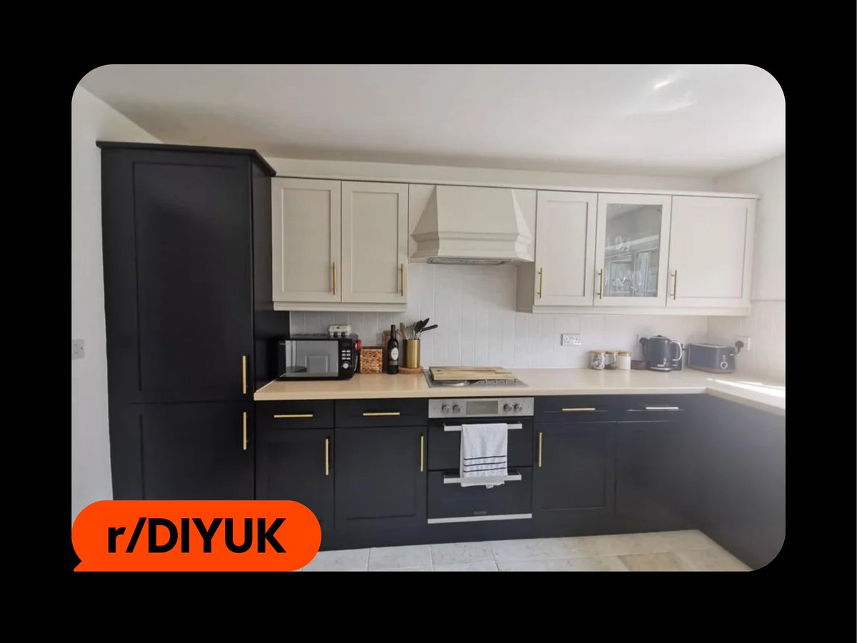 Reddit_UK's tweet image. From meh to masterpiece with just a paintbrush? Your cupboard glow-up deserves a chef's kiss u/hanni91! 👨‍🍳🎨 #KitchenMagic #DIY reddit.app.link/7d3CvD3ctFb