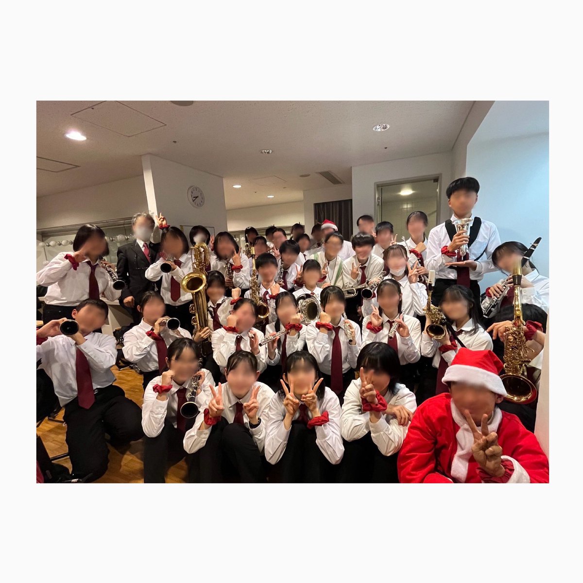 swimc_brass's tweet photo. 12/26にウィンターコンサートがありました!2年生は最後のポップスステージとなり、演奏会最後には4年ぶりの7校合同合奏をしました!
残るは定演の練習のみです。皆さんに最高の演奏をお届けできるように頑張ります!
#SWIMC
#吹奏楽 https://t.co/wclnbnyVcT