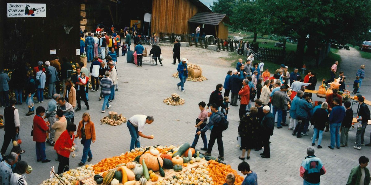 JuckerFarm's tweet photo. Weiter geht's mit der Jucker-Saga. Nachdem die erste Kürbisausstellung 1997 mehr "aus Versehen" entstanden war, wurde die 1998 mit voller Absicht durchgeführt. Und gross sollte sie werden. Doch das war gar nicht so einfach... https://t.co/K5nuonnESF #farmticker #juckersaga https://t.co/gA0xkJpoTn