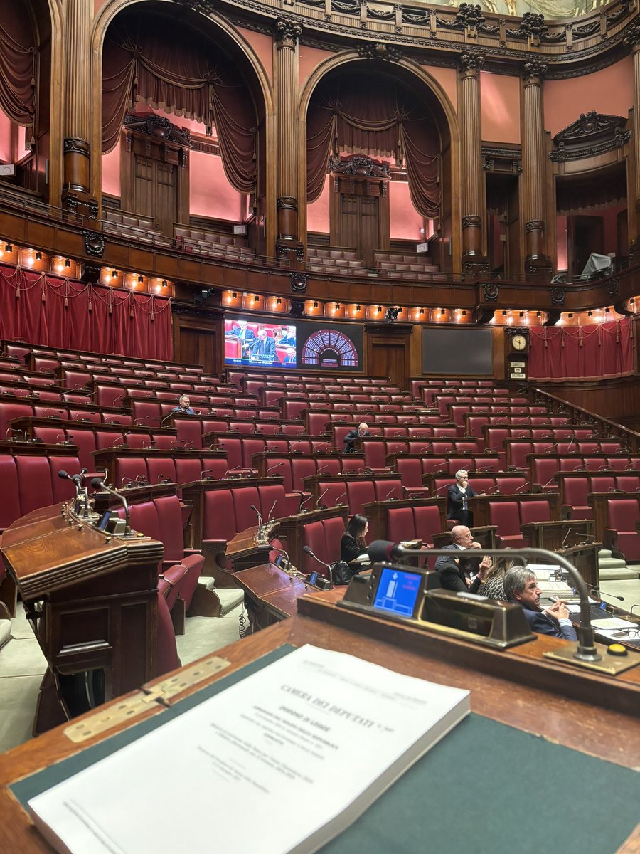 ultimora_pol's tweet image. Elena #Bonetti (#PER):"Inizia la discussione della legge di bilancio in aula alla Camera il 28 dicembre, record negativo del Governo Meloni. Aula convocata alle 9, Governo assente. Arriva in ritardo di 25 minuti una sottosegretaria. Nessun ministro presente. Banchi della