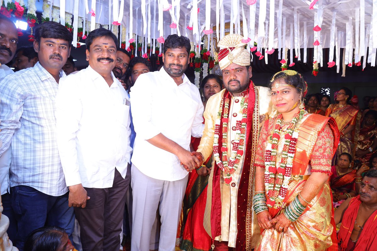 balkasumantrs's tweet photo. మంచిర్యాల జిల్లా, సిసిసి కార్నర్ లోని 
AV ఫంక్షన్ హాల్ యందు చెన్నూరు నియోజకవర్గం, మద్దికల్ గ్రామ యువ నాయకులు చింతం తిరుపతి గారి వివాహ వేడుకకు హాజరై నూతన వధూవరులను ఆశీర్వదించడం జరిగింది. https://t.co/njE26JVQxp