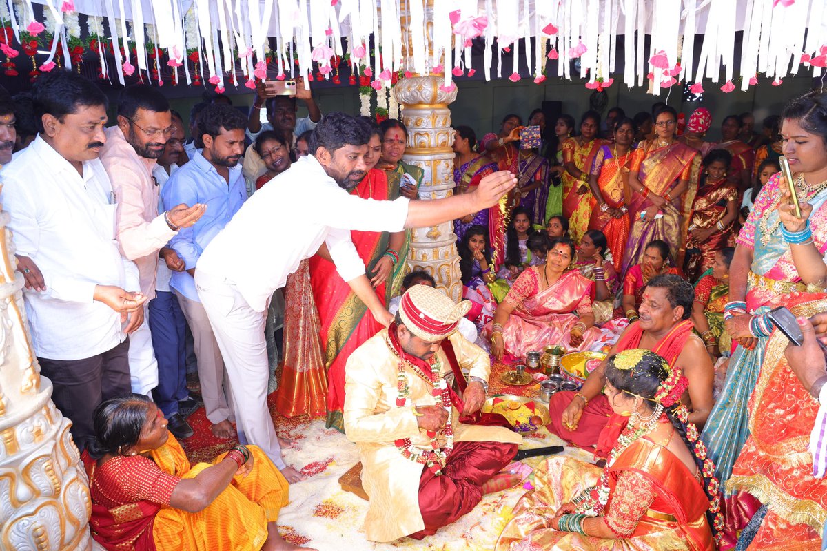 balkasumantrs's tweet photo. మంచిర్యాల జిల్లా, సిసిసి కార్నర్ లోని 
AV ఫంక్షన్ హాల్ యందు చెన్నూరు నియోజకవర్గం, మద్దికల్ గ్రామ యువ నాయకులు చింతం తిరుపతి గారి వివాహ వేడుకకు హాజరై నూతన వధూవరులను ఆశీర్వదించడం జరిగింది. https://t.co/njE26JVQxp