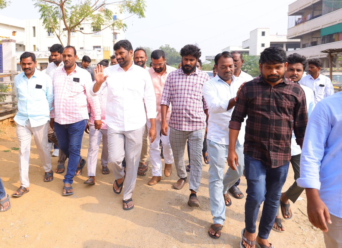 balkasumantrs's tweet photo. మంచిర్యాల జిల్లా, సిసిసి కార్నర్ లోని 
AV ఫంక్షన్ హాల్ యందు చెన్నూరు నియోజకవర్గం, మద్దికల్ గ్రామ యువ నాయకులు చింతం తిరుపతి గారి వివాహ వేడుకకు హాజరై నూతన వధూవరులను ఆశీర్వదించడం జరిగింది. https://t.co/njE26JVQxp
