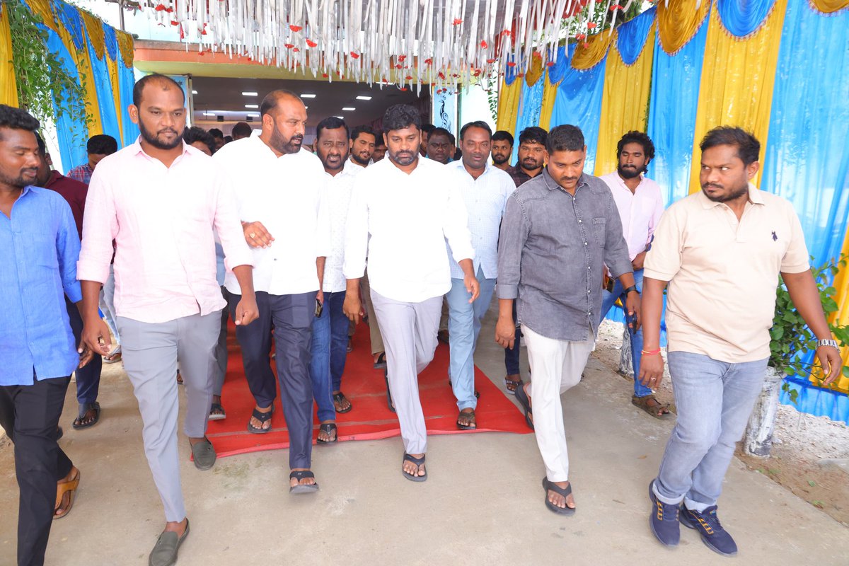 balkasumantrs's tweet photo. మంచిర్యాల జిల్లా, సిసిసి కార్నర్ లోని 
AV ఫంక్షన్ హాల్ యందు చెన్నూరు నియోజకవర్గం, మద్దికల్ గ్రామ యువ నాయకులు చింతం తిరుపతి గారి వివాహ వేడుకకు హాజరై నూతన వధూవరులను ఆశీర్వదించడం జరిగింది. https://t.co/njE26JVQxp