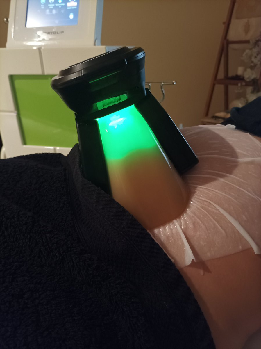 S_Apocallys's tweet photo. Para esa grasa rebelde localizada….criolipolisis. Pero antes, contacta con buenos profesionales como en el centro de estética #MaribelMorato de Lleida. Yo estoy encantada con los resultados #criolipolisis #belleza #estetica #salud https://t.co/aUvnOPRuel