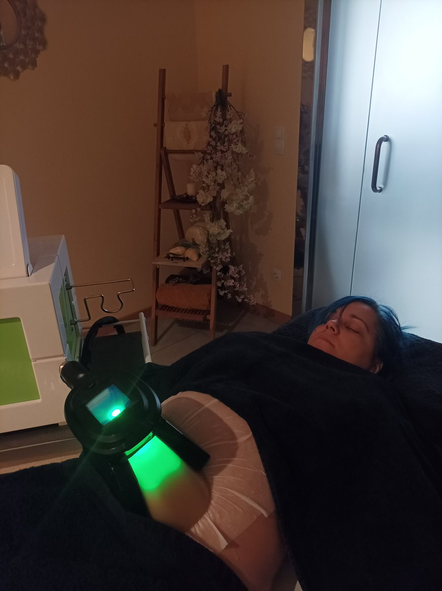 S_Apocallys's tweet photo. Para esa grasa rebelde localizada….criolipolisis. Pero antes, contacta con buenos profesionales como en el centro de estética #MaribelMorato de Lleida. Yo estoy encantada con los resultados #criolipolisis #belleza #estetica #salud https://t.co/aUvnOPRuel