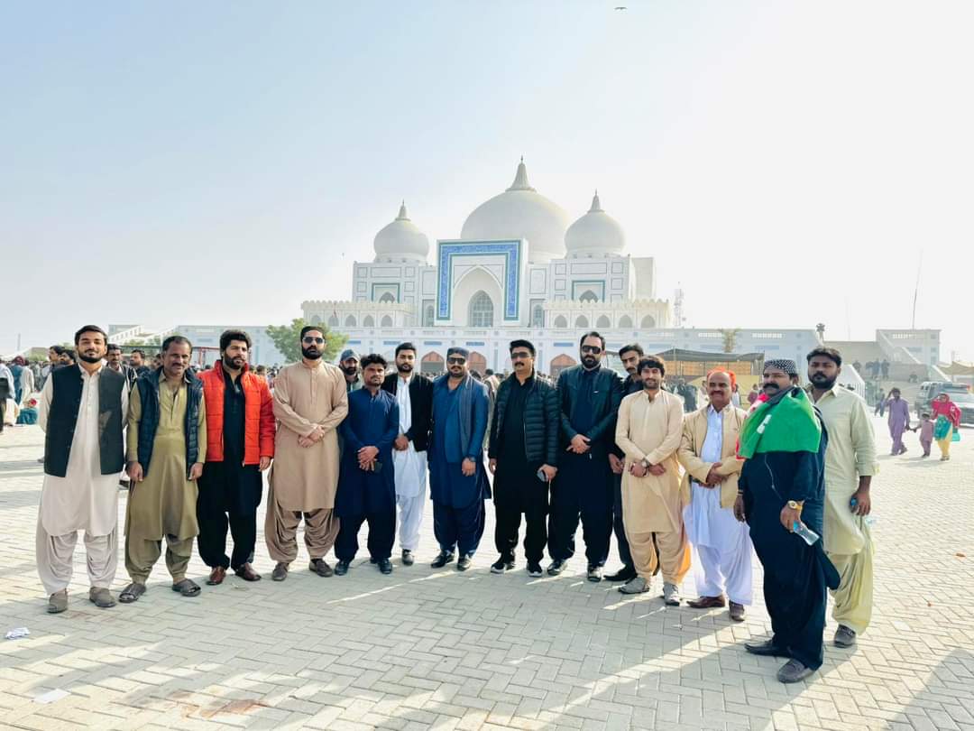 shazil_s2's tweet photo. Visited the shrine of shaheed benazir bhutto Honoring the legacy of a great leader whose impact continues to resonate. Their vision, courage, and dedication inspire us to strive for a better future. #RememberingALeader @MediaCellPPP @BBhuttoZardari https://t.co/Kvd2Bz8zrA