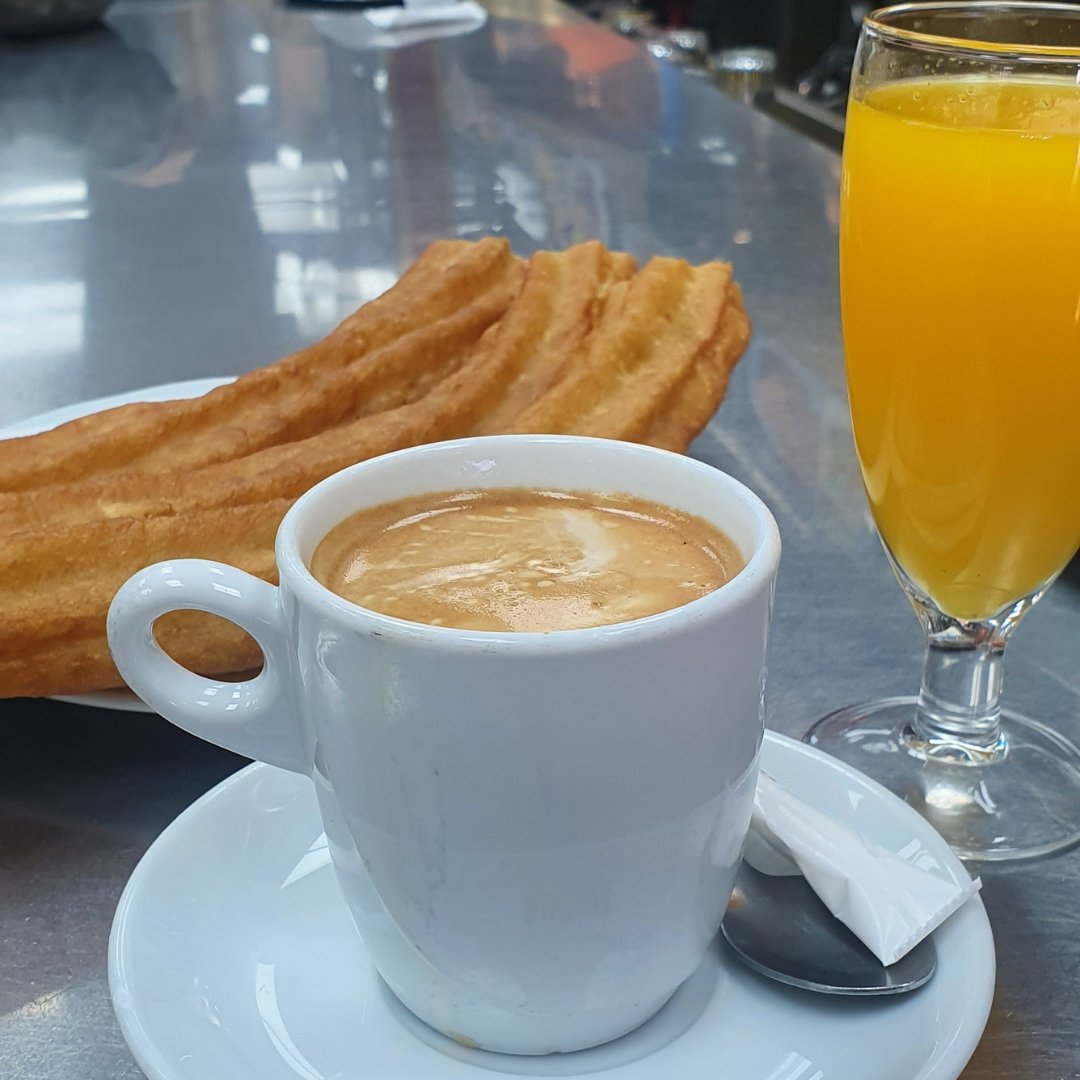 Imagínate lo que viven los que bajan del AVE: ¿madrugón de mañana fría? 
¡¡Pues me cruzo a la acera de enfrente a por un desayuno castizo calentito al Brillante y "capitán general"!!
#ElBrillante #BarElBrillante #Madrid #DíadelosInocentes #Bar #Jueves #Calamares #Navidad