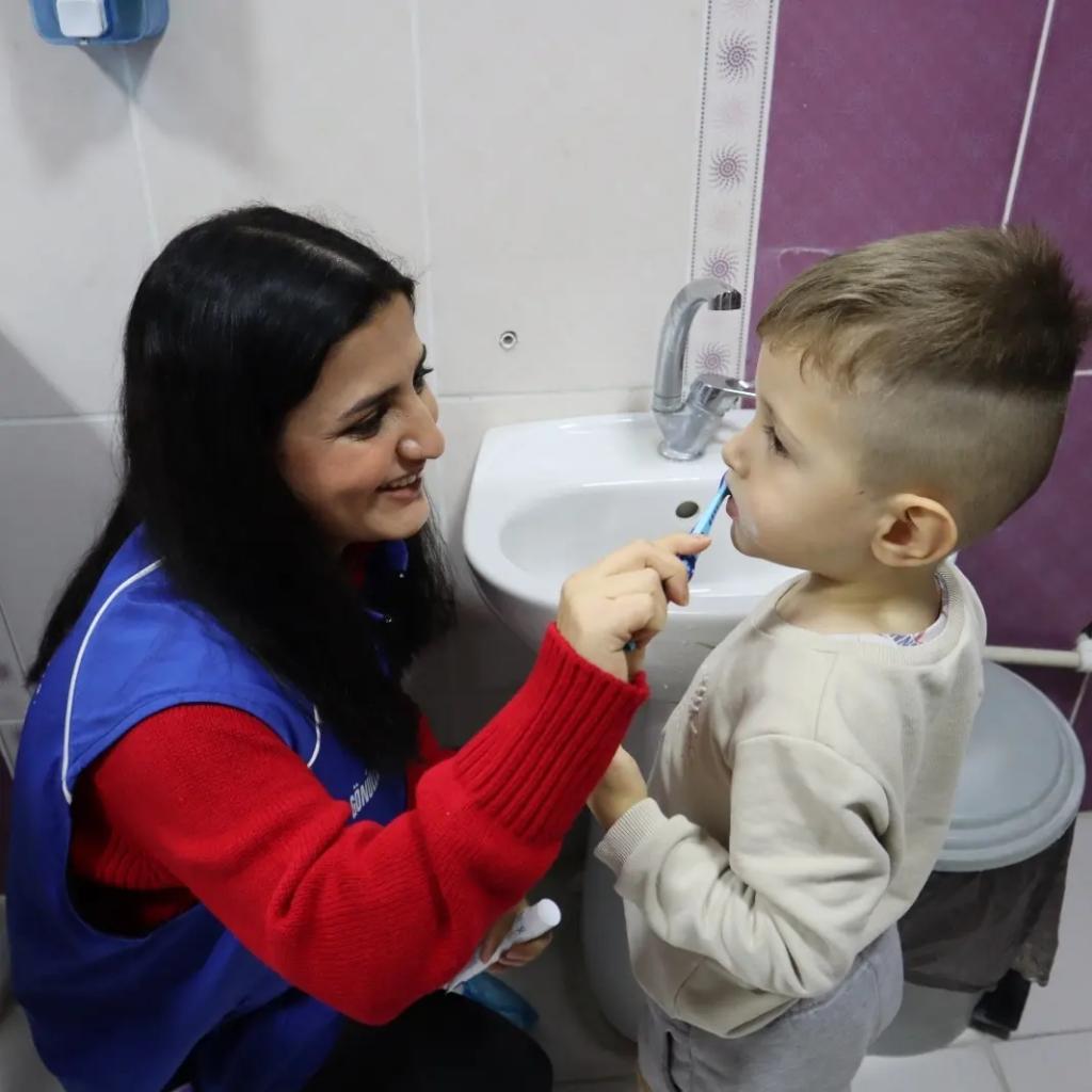 suhut_n's tweet photo. #SağlıkTimi İşbaşında 💙
Gönüllü  gençlerimiz Şuhut Kadın Kültür Evimizde çocuklarımızla biraraya gelerek neler mi yaptılar?🤔
-Hijyen Eğitimi 💦
-Diş Fırçalama Eğitimi 🪥
-Çocuk Oyunları 👦
@kubrayigitbasi @AfyonValiligi @HarunResitHan @suhutkaymakami @afyonkulturevi https://t.co/YwbnTl8QSd