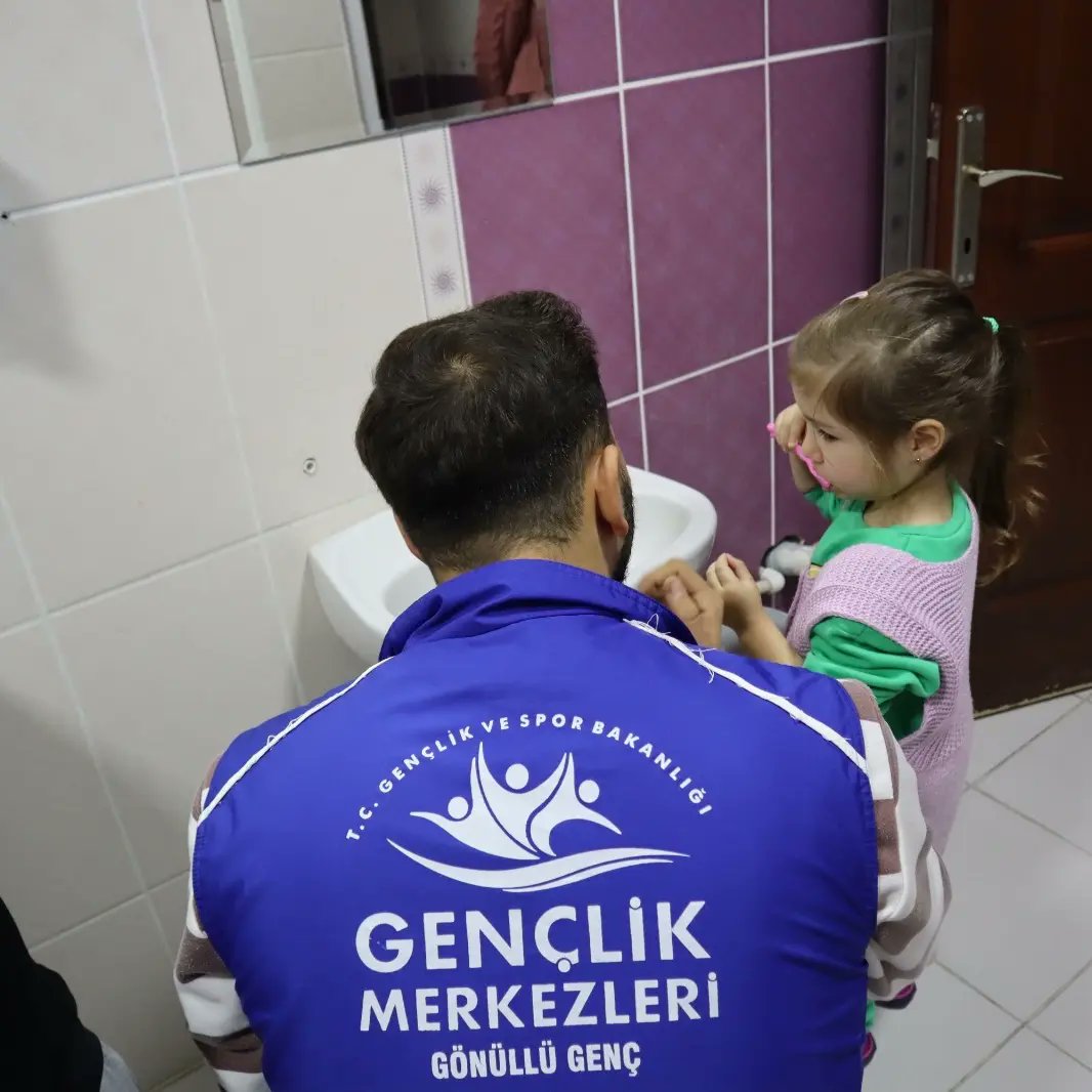 suhut_n's tweet photo. #SağlıkTimi İşbaşında 💙
Gönüllü  gençlerimiz Şuhut Kadın Kültür Evimizde çocuklarımızla biraraya gelerek neler mi yaptılar?🤔
-Hijyen Eğitimi 💦
-Diş Fırçalama Eğitimi 🪥
-Çocuk Oyunları 👦
@kubrayigitbasi @AfyonValiligi @HarunResitHan @suhutkaymakami @afyonkulturevi https://t.co/dZHqEEaCAl