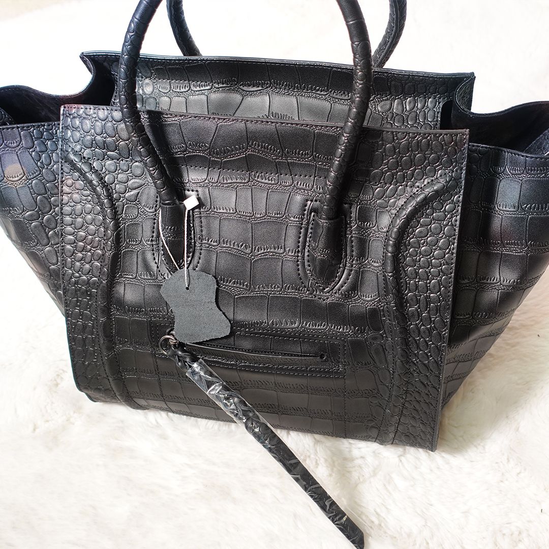 Our Gladys Croc Embossed Leather Tote. 👜💕

#newcollection #brandnewbags #luxurybags#luxuryaccessories #luxurybackpack #backpack#yellowbag #handbagcrave #luxurylifestyle #stylish #handbagcrave