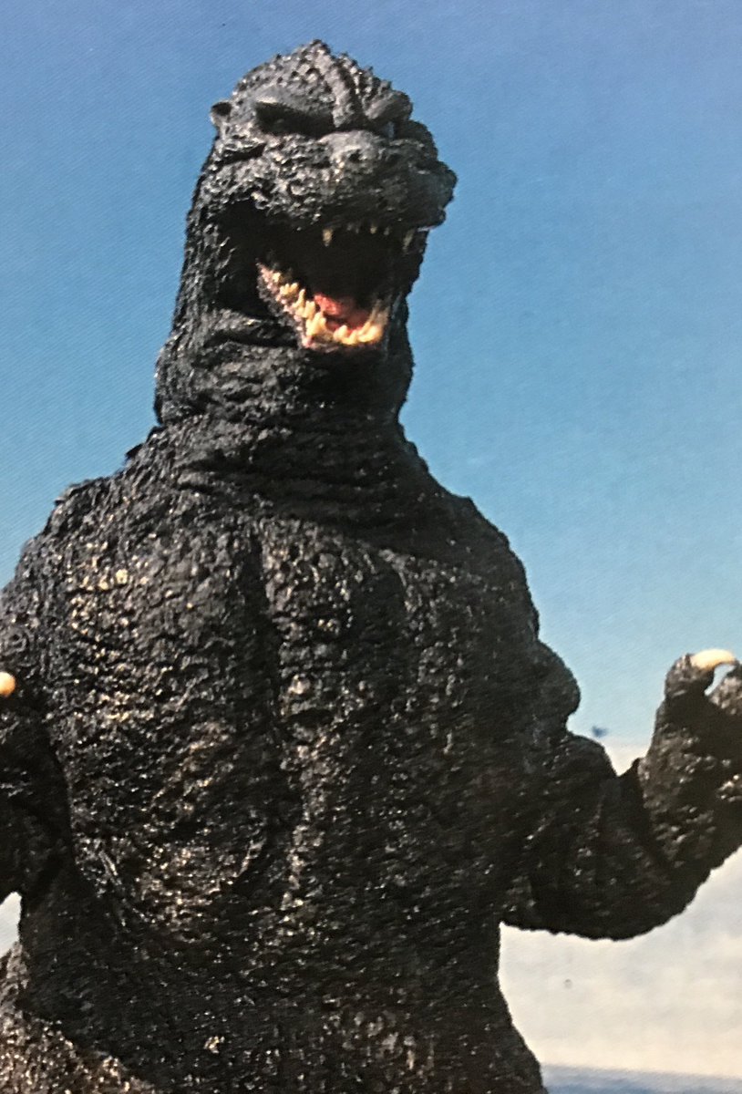 2）84ゴジラ2号スーツ。1号より首が細く、背びれは配列が異なり小さめ