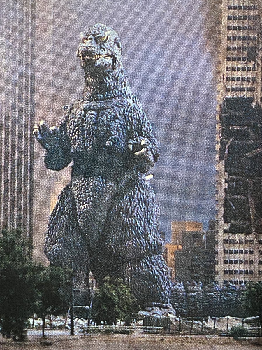 2）84ゴジラ2号スーツ。1号より首が細く、背びれは配列が異なり小さめ