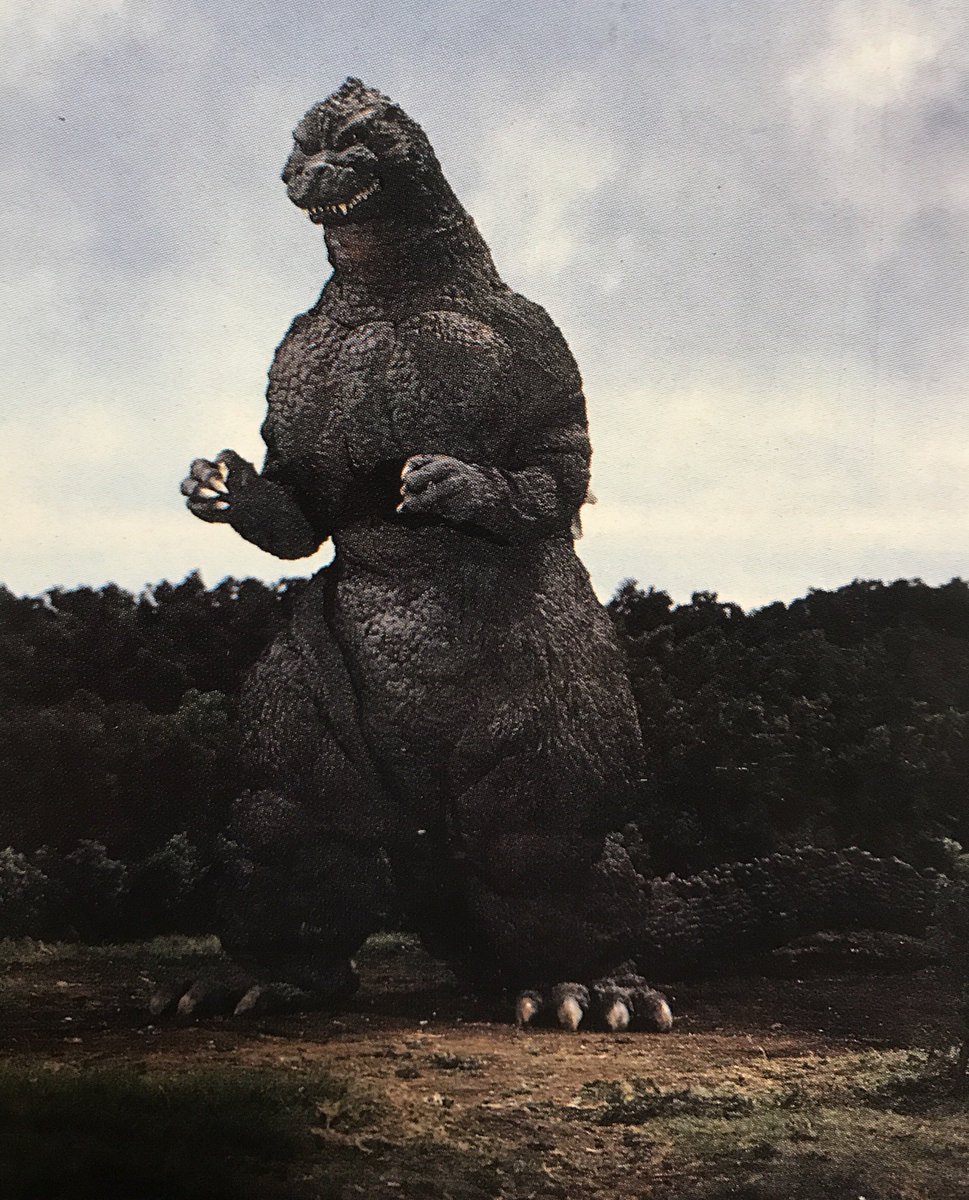 2）84ゴジラ2号スーツ。1号より首が細く、背びれは配列が異なり小さめ