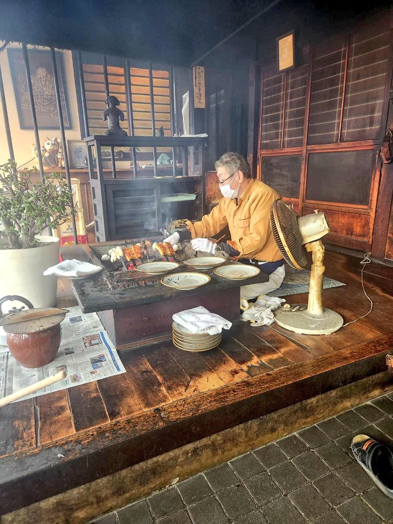 Oliver044855's tweet photo. 会津若松のお客さんに連れてきてもらった田楽屋さん✨

写真からわかりますが
めちゃくちゃ煙り凄いです(笑)

でも
お味噌がうまくて
味は抜群でした

メニューが変色してる😅 https://t.co/UXaFMl0oww
