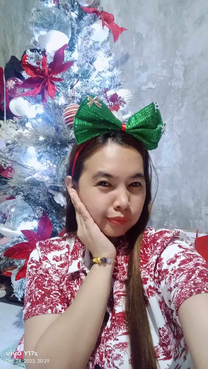 Stephanie021322's tweet photo. @Vivo_Phil 
I'm finding joy in the simple moments, savoring time with loved ones, and embracing the warmth of shared laughter and traditions, creating a cozy and cherished atmosphere this Christmas. #Vivo4Christmas https://t.co/ohS0if2r1N