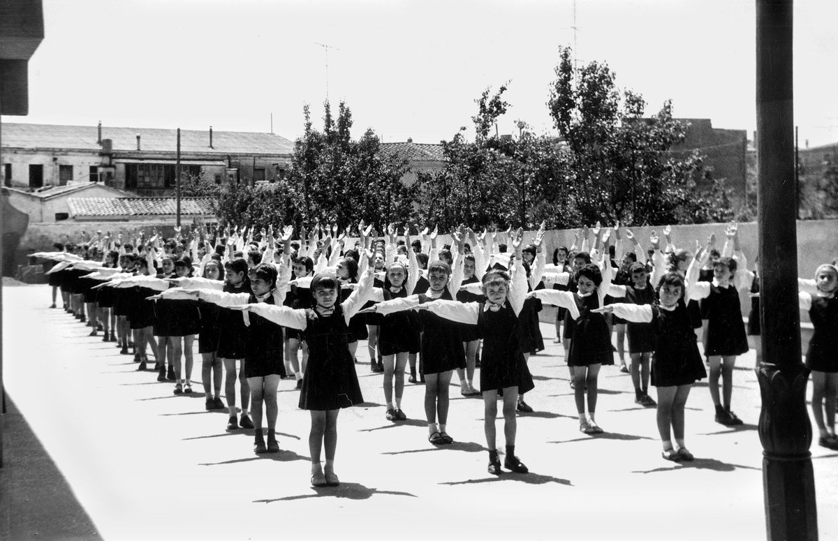 ArxiuSalt's tweet photo. 📷28/12/1920
A causa de les queixes dels pares dels alumnes lamentant que el poble no disposi d'un edifici escolar propi i les males condicions que té l'actual s'acorda la realització dels treballs per l'elaboració del projecte de construcció d’un nou edifici escolar 👇🏾 https://t.co/NSrSt1YVKr
