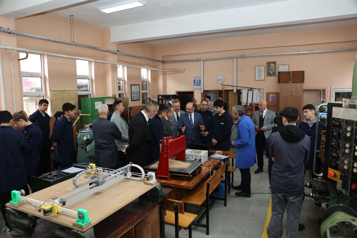valiserdengecti's tweet photo. Üretime dayalı eğitim...

Ülkelerin kalkınmasında en büyük gücün mesleki eğitim olduğunu biliyoruz.

Muasır medeniyetler seviyesinin üzerine çıkma yolunda her alanda başarılara imza atan meslek liselerimiz daima göreve hazır. @tcmeb

📍125. Yıl Mesleki ve Teknik Anadolu Lisesi https://t.co/sD7AjI2D3u