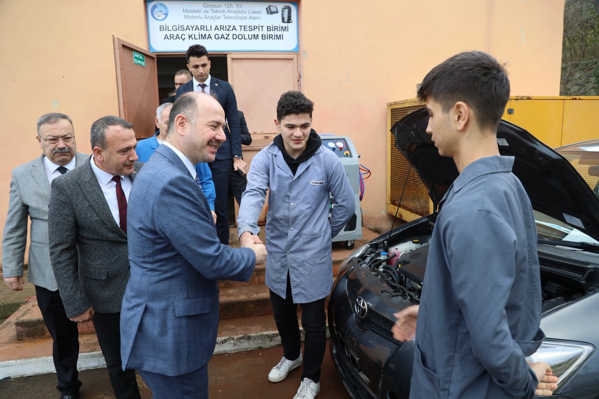 valiserdengecti's tweet photo. Üretime dayalı eğitim...

Ülkelerin kalkınmasında en büyük gücün mesleki eğitim olduğunu biliyoruz.

Muasır medeniyetler seviyesinin üzerine çıkma yolunda her alanda başarılara imza atan meslek liselerimiz daima göreve hazır. @tcmeb

📍125. Yıl Mesleki ve Teknik Anadolu Lisesi https://t.co/sD7AjI2D3u