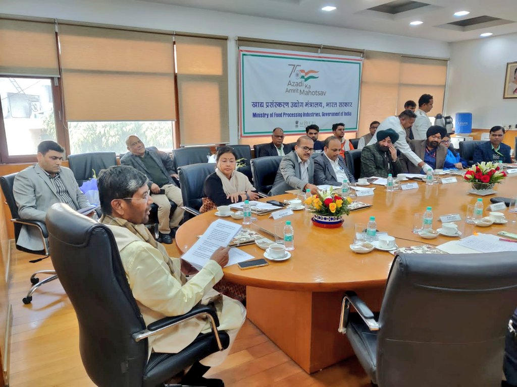 PashupatiParas's tweet photo. आज पंचशील भवन में स्थित @MOFPI_GOI में आयोजित हिन्दी सलाहकार समिति की दूसरी बैठक की अध्यक्षता की, जिसके दौरान राजभाषा नीति के कार्यान्वयन पर चर्चा की तथा हिन्दी में शत् प्रतिशत् कार्य करने की लक्ष्य की प्राप्ति के लिए सभी अधिकारियों को दिशानिर्देश दिए।
@PMOIndia @narendramodi https://t.co/6CmxTDxAOI