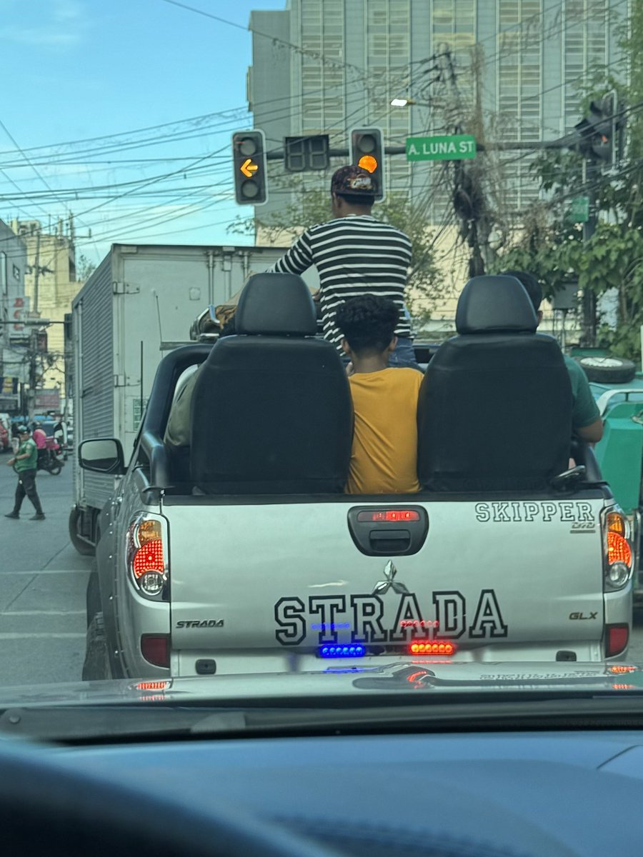 What's better than a cybertruck? Of course it's the ever reliable 10 seater strada! By the way, the enforcer on the left didn't even see them!😉 #onlyinthephilippines