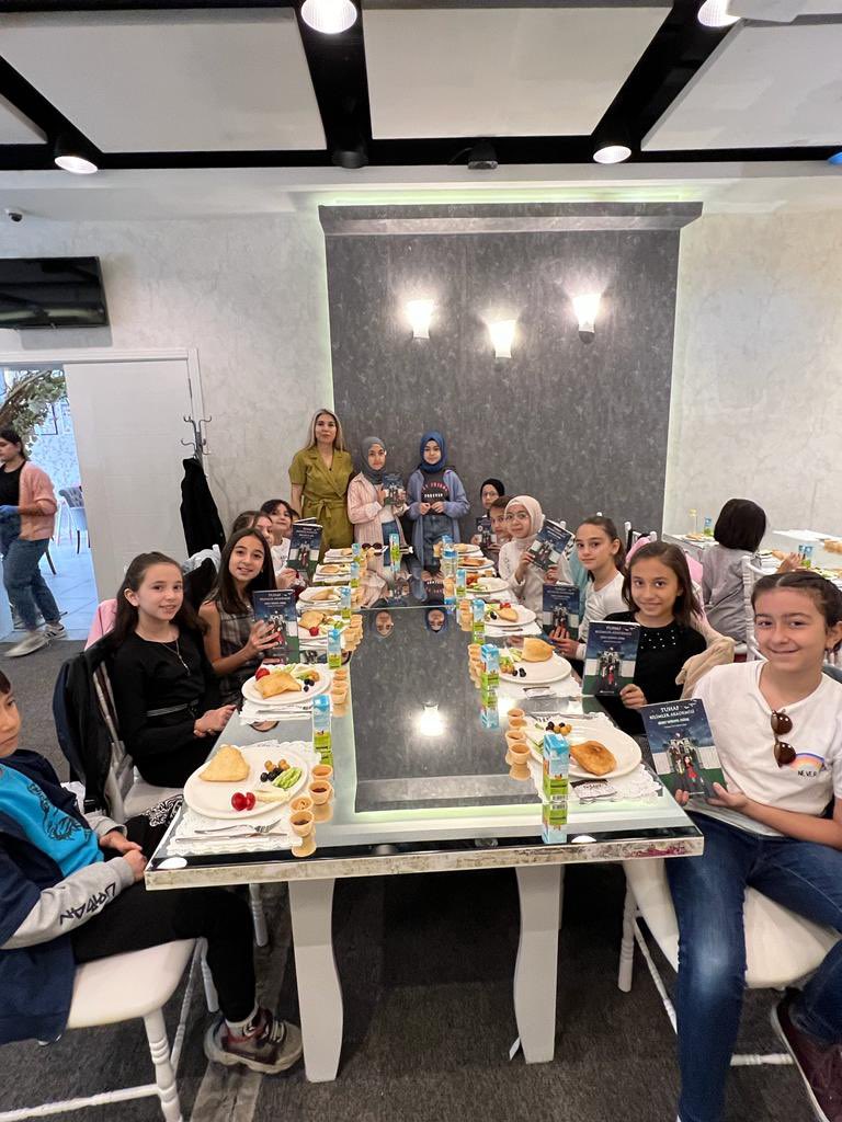 OmerIho's tweet photo. Kitap Okuma Kulübü’nün “Ailemle Okuyorum”etkinlikleri kapsamında öğrencilerimiz “Tuhaf Bilimler Akademisi” kitabını anneleriye birlikte okudu. Kahvaltıda bir araya gelen velilerimiz ve öğrencilerimiz; kitabı değerlendirdi. https://t.co/Tog2kjQpI7