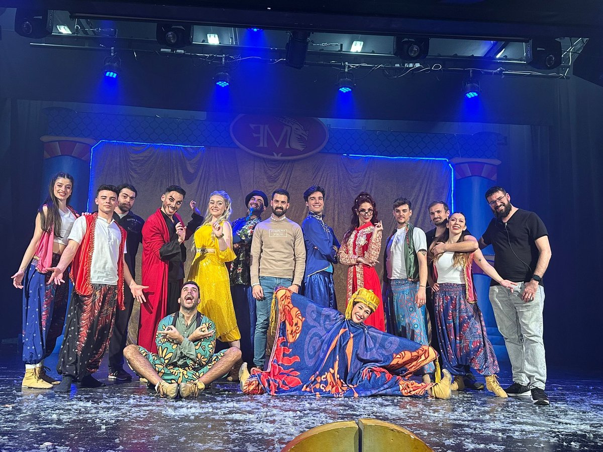 AytoBormujos's tweet photo. 🎶Gran éxito del musical '#Aladín' que ayer celebró su primera actuación en el Teatro Juan Diego de #Bormujos.
🧞‍♀️Un espectáculo que encantó a niños y padres llenando el teatro en sus dos sesiones. El delegado del #Cultura, @PedroHinojosaR2 , felicitó personalmente a los actores. https://t.co/6X0WJZg2Ij