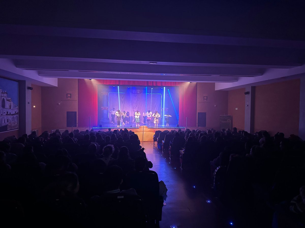 AytoBormujos's tweet photo. 🎶Gran éxito del musical '#Aladín' que ayer celebró su primera actuación en el Teatro Juan Diego de #Bormujos.
🧞‍♀️Un espectáculo que encantó a niños y padres llenando el teatro en sus dos sesiones. El delegado del #Cultura, @PedroHinojosaR2 , felicitó personalmente a los actores. https://t.co/6X0WJZg2Ij