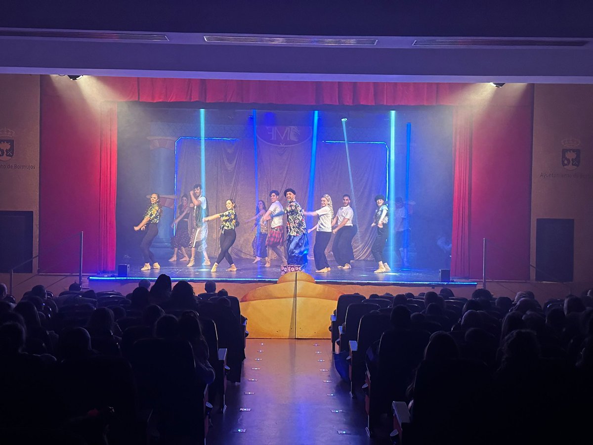 AytoBormujos's tweet photo. 🎶Gran éxito del musical '#Aladín' que ayer celebró su primera actuación en el Teatro Juan Diego de #Bormujos.
🧞‍♀️Un espectáculo que encantó a niños y padres llenando el teatro en sus dos sesiones. El delegado del #Cultura, @PedroHinojosaR2 , felicitó personalmente a los actores. https://t.co/6X0WJZg2Ij