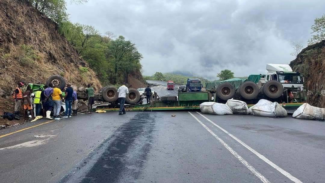 Obstruction Alert 🚨 

Chirundu Road KapiriNgozi mountain.

RTSA, FireBrigade and ZP officers are at the scene managing the situation.

Motorists and other road users are advised to proceed with caution.

#RTSA
#BeRoadSmart