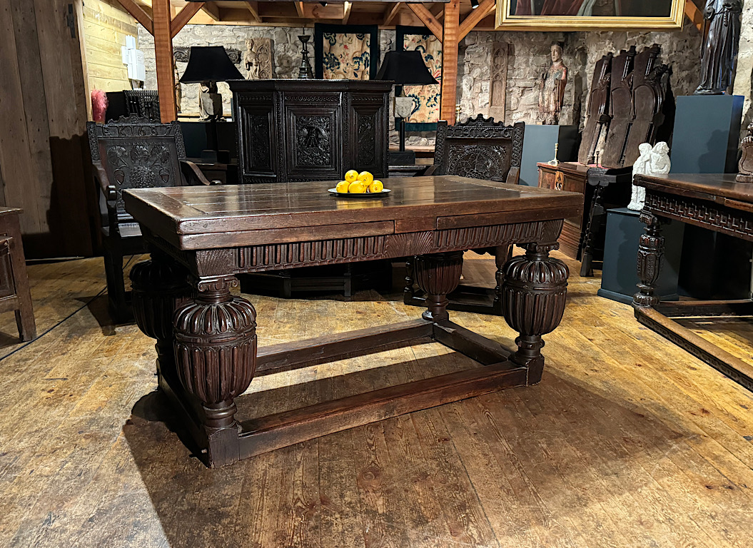 A magnificent elizabethan oak draw-leaf table. 

rb.gy/cqlfqx

#drawleaftable #antiqueoaktable #antiquetable #antique #furniture