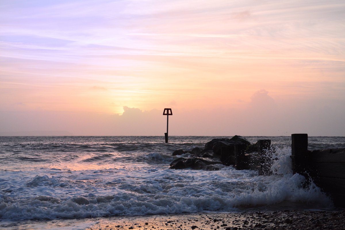 dorsetphill's tweet photo. Sunrise on Avon Beach Dorset UK #sunrise #beachvibes #StormGerrit #photooftheday @visitSEEngland @wessexweather
@RMetS @StormHour #loveukweather
@Bournemouthecho @BBCSouthWeather #lovefordorset #PhillD https://t.co/wvepJCSKoV