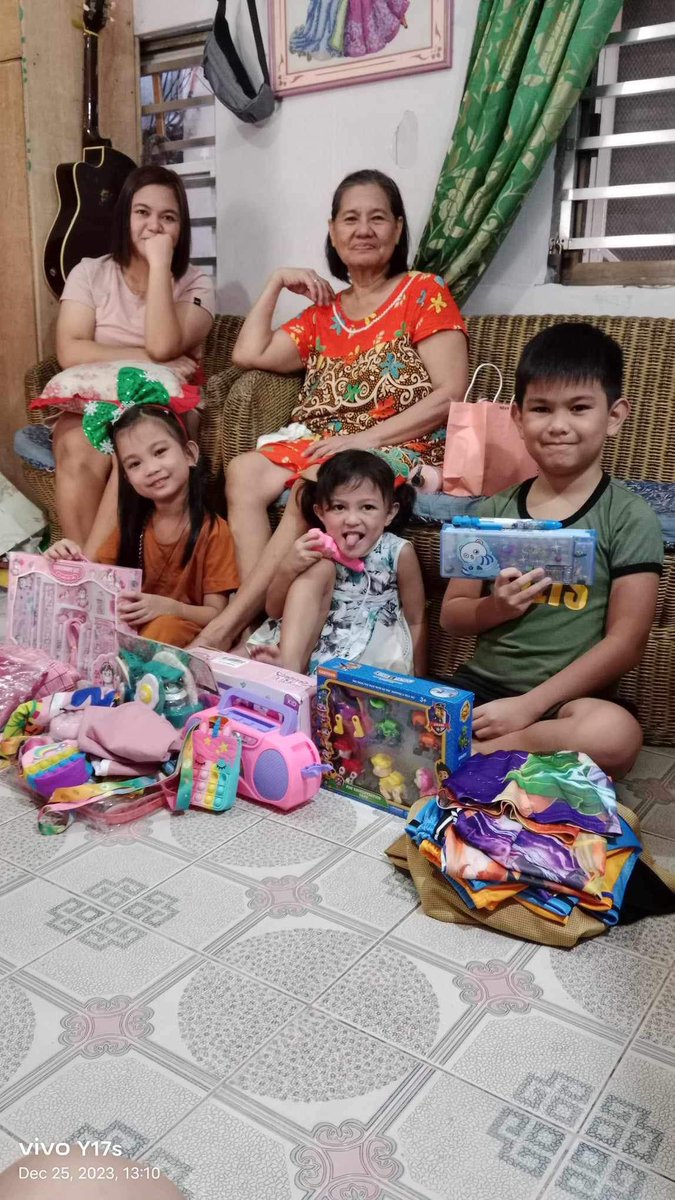 Stephanie021322's tweet photo. They bring an irreplaceable warmth, love, and joy that make every Christmas a treasure trove of cherished moments. 
Quality time with family is priceless. 
#Vivo4Christmas https://t.co/ewBux2Kj9S