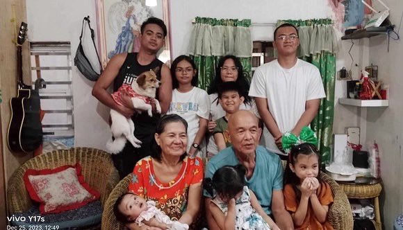Stephanie021322's tweet photo. They bring an irreplaceable warmth, love, and joy that make every Christmas a treasure trove of cherished moments. 
Quality time with family is priceless. 
#Vivo4Christmas https://t.co/ewBux2Kj9S