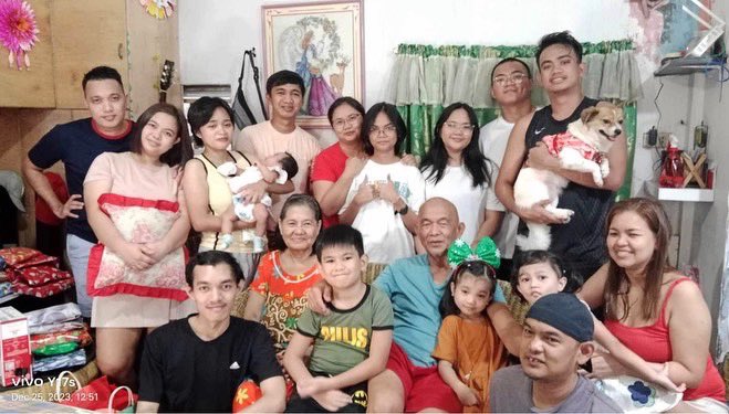 Stephanie021322's tweet photo. They bring an irreplaceable warmth, love, and joy that make every Christmas a treasure trove of cherished moments. 
Quality time with family is priceless. 
#Vivo4Christmas https://t.co/ewBux2Kj9S