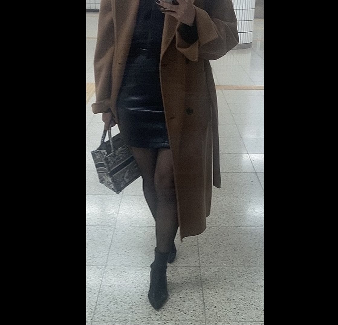 20데니아

#검스 #펨돔 #페티쉬 #가죽치마 #bdsm #일상 #얼죽코 #린치좋아해