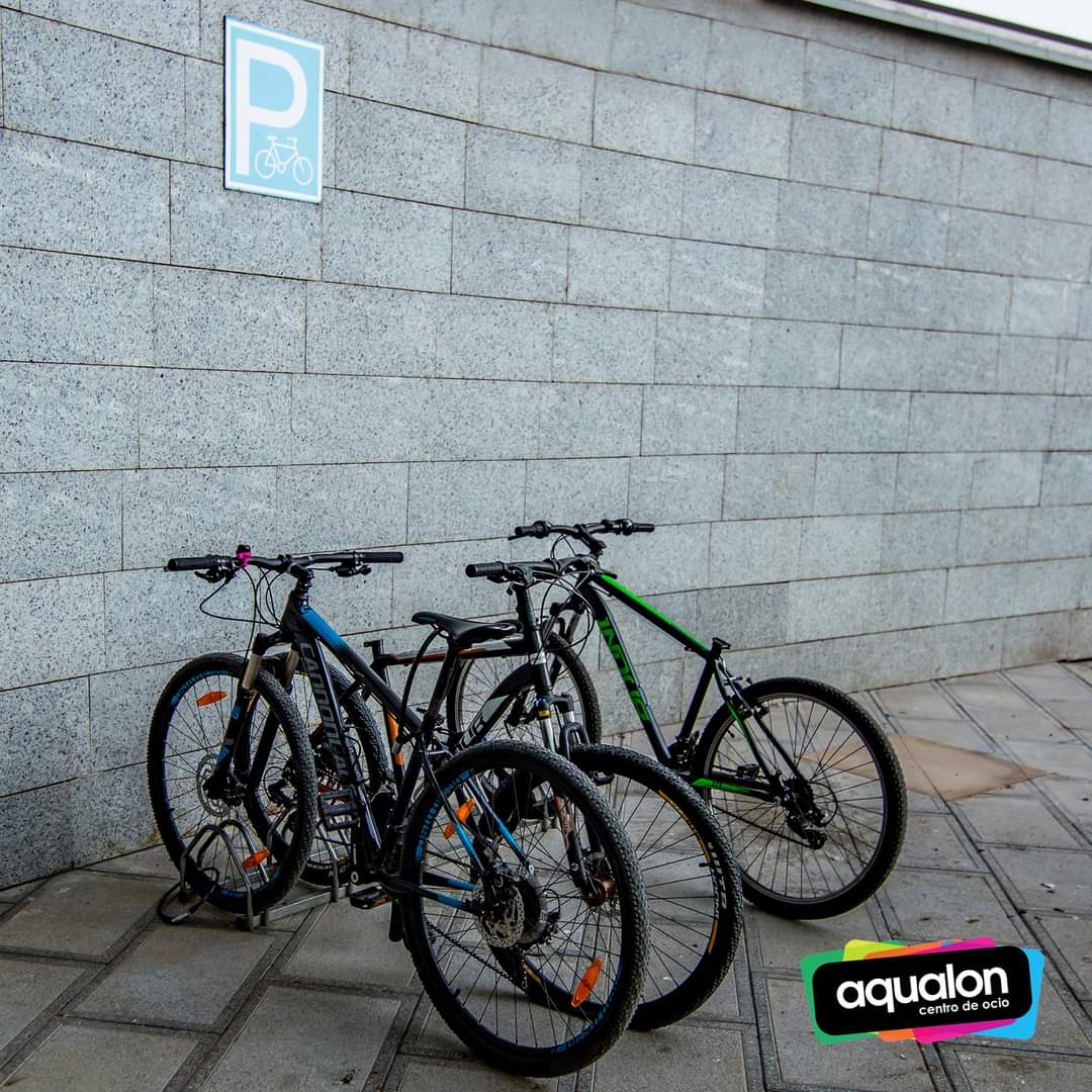 🤔¿Cómo llegas a Aqualon?

🚴Si lo haces en bici, recuerda que tienes un lugar especial reservado para dejarla.

🤗Y disfruta del mejor ocio tranquilamente.

#conmasganasquenunca
#ilovehuelva
