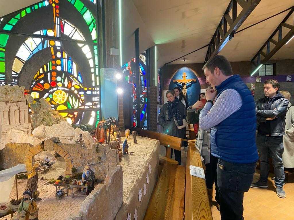 JMDLatina's tweet photo. El #belén de la parroquia @sanleopoldo74 en #DistritoLatina abre todos los días en C/Sagrados Corazones 28. En él se reproducen Petra, ciudad vinculada a los Reyes Magos, y figuras del patrón de la parroquia y su familia.

El concejal @albertogonzdiaz  lo visitó este miércoles. https://t.co/7erv4RPF1z