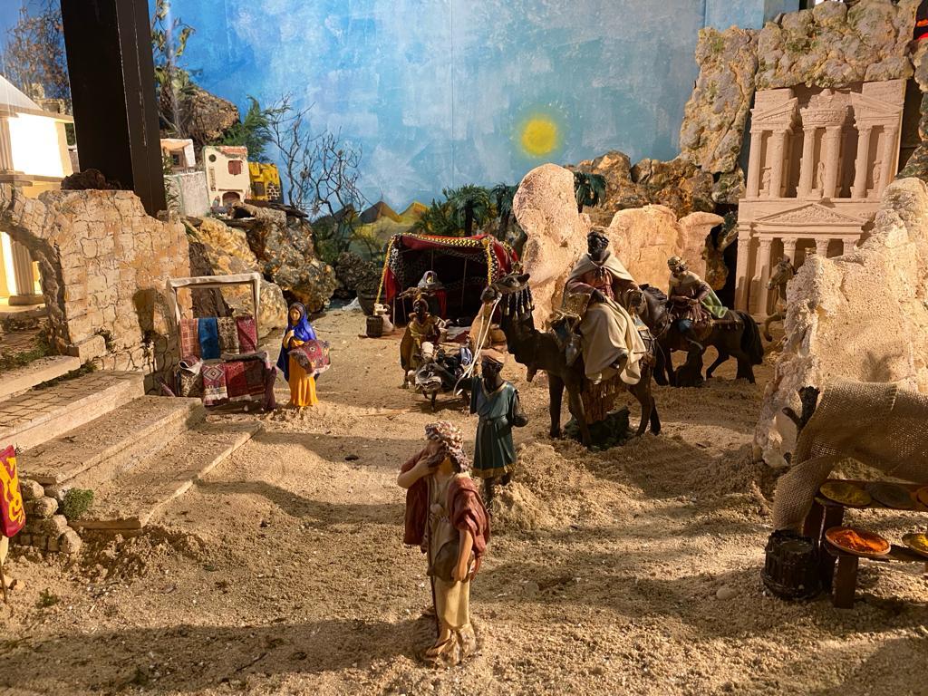 JMDLatina's tweet photo. El #belén de la parroquia @sanleopoldo74 en #DistritoLatina abre todos los días en C/Sagrados Corazones 28. En él se reproducen Petra, ciudad vinculada a los Reyes Magos, y figuras del patrón de la parroquia y su familia.

El concejal @albertogonzdiaz  lo visitó este miércoles. https://t.co/7erv4RPF1z